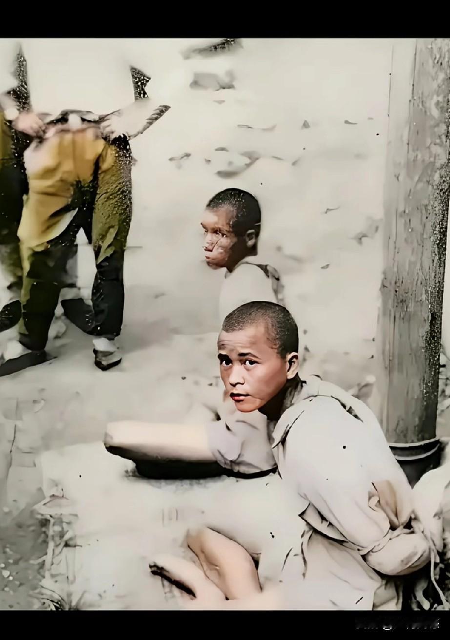 日本鬼子把这两个人五花大绑的绑在木杆子上，以日本鬼子的凶残狡诈，等待他们的结局是