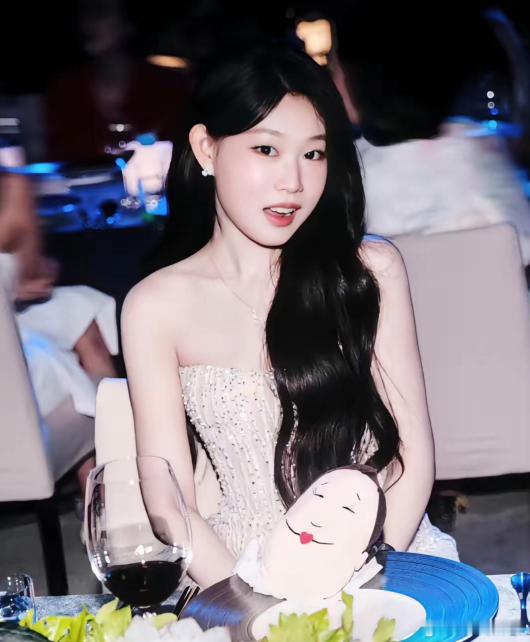 大家不觉得奇怪吗？沈佳润一出道大家就对她特别的友善，难道是因为她的爸妈名气大吗？