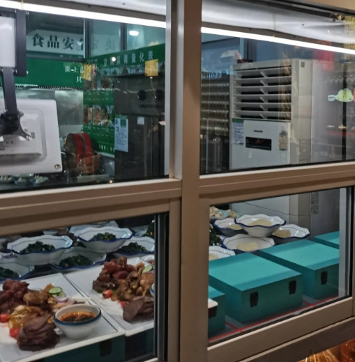 今天驱车去宝鸡的五丈原诸葛亮庙，到蔡家坡时至晌午赶上了饭点，于是来到久闻大名的肖