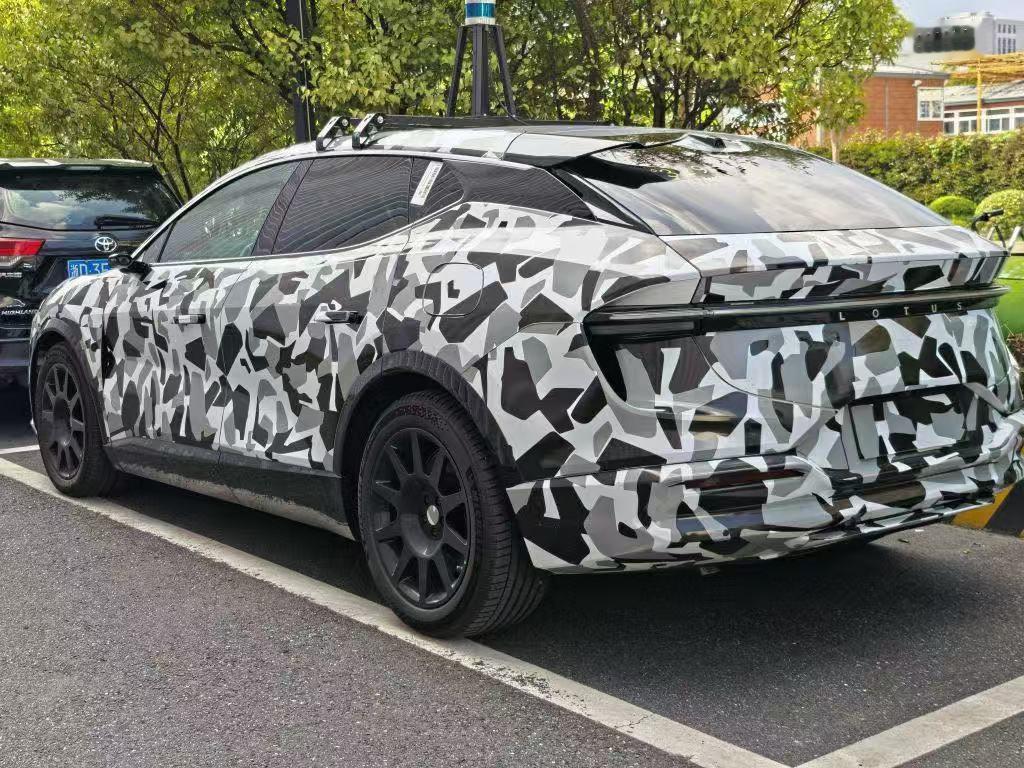 车市热门莲花跑车CEO冯擎峰在财报会议上宣布，品牌将在现有纯电车型和燃油车型的