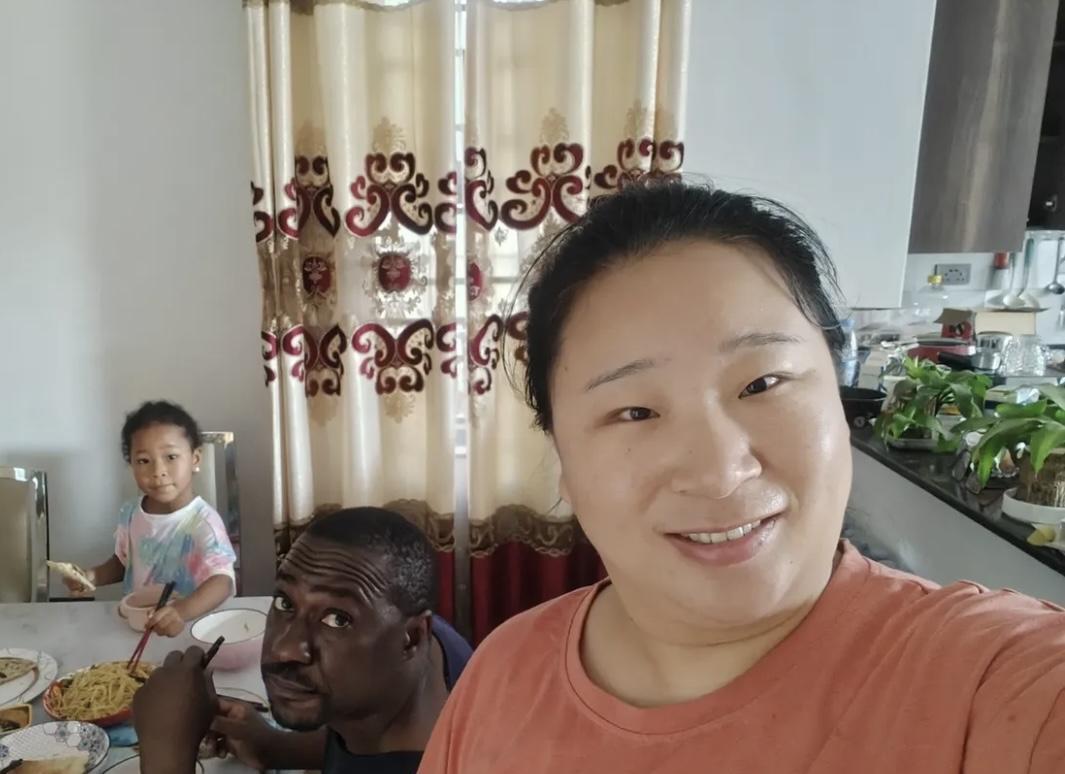 相比那些嫁给非洲大兄弟把子女留在国内的女性，这位远嫁非洲的中国女人就很有魄力，舍