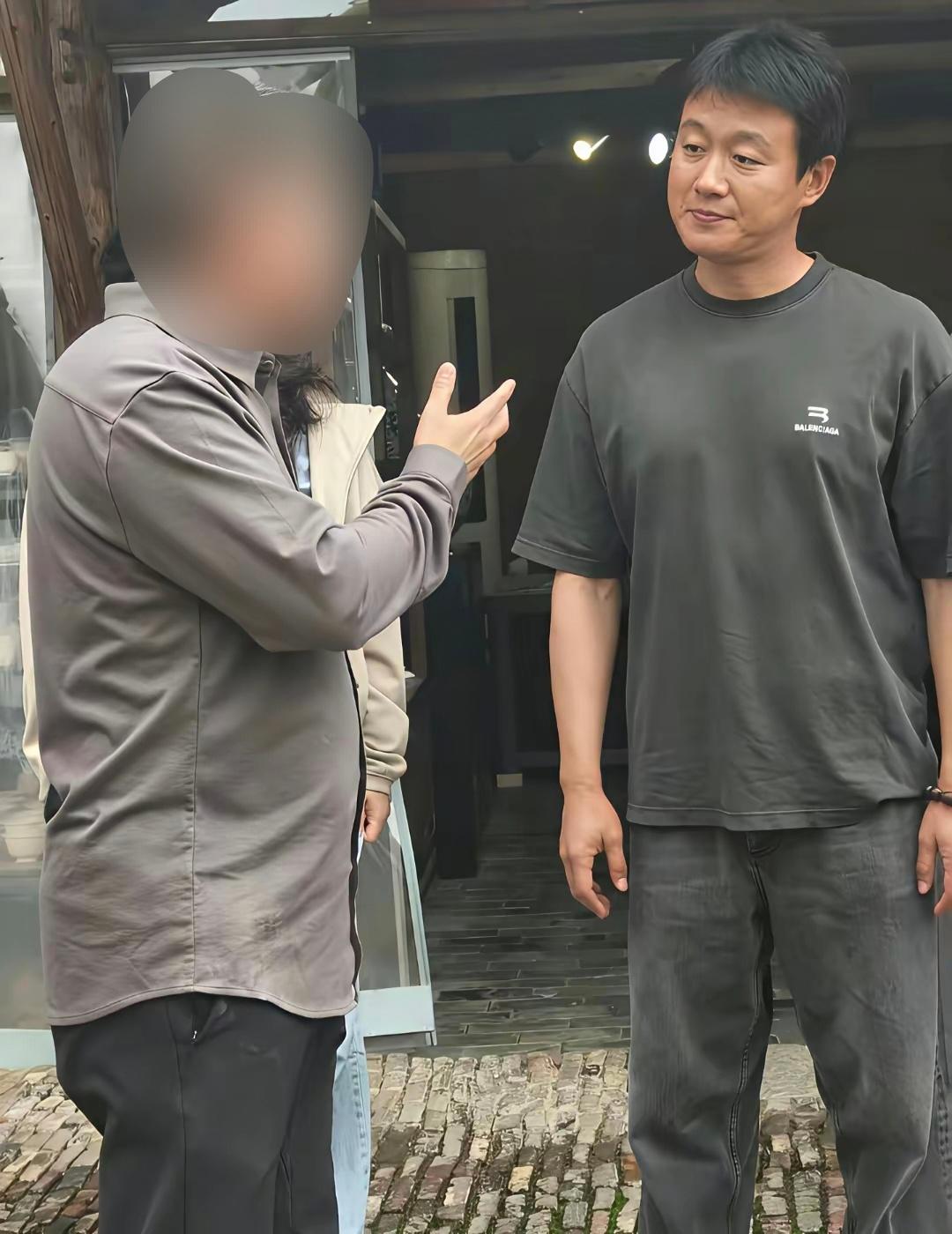 近日，48岁的演员佟大为在江西景德镇旅游时被网友偶遇。镜头下的他身着休闲装束，身