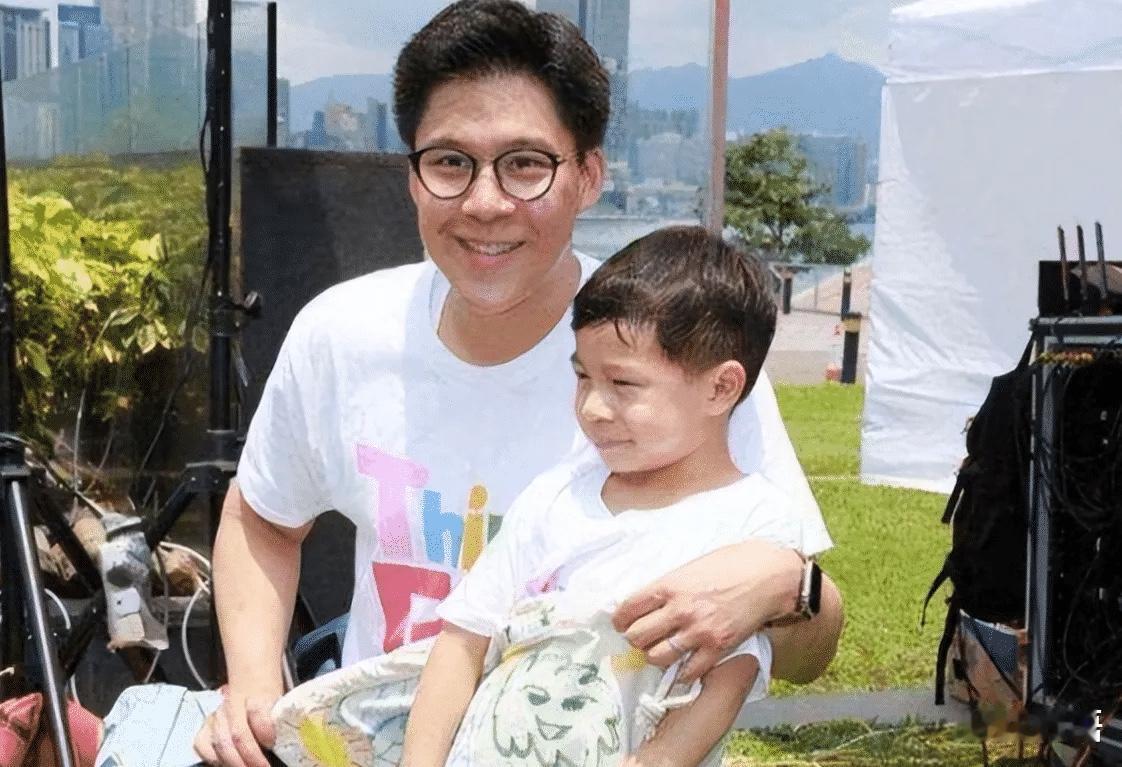 11岁的霍家少爷霍中曦，用一支钢笔签下了人生第一份商业相关文件。老话常说，三