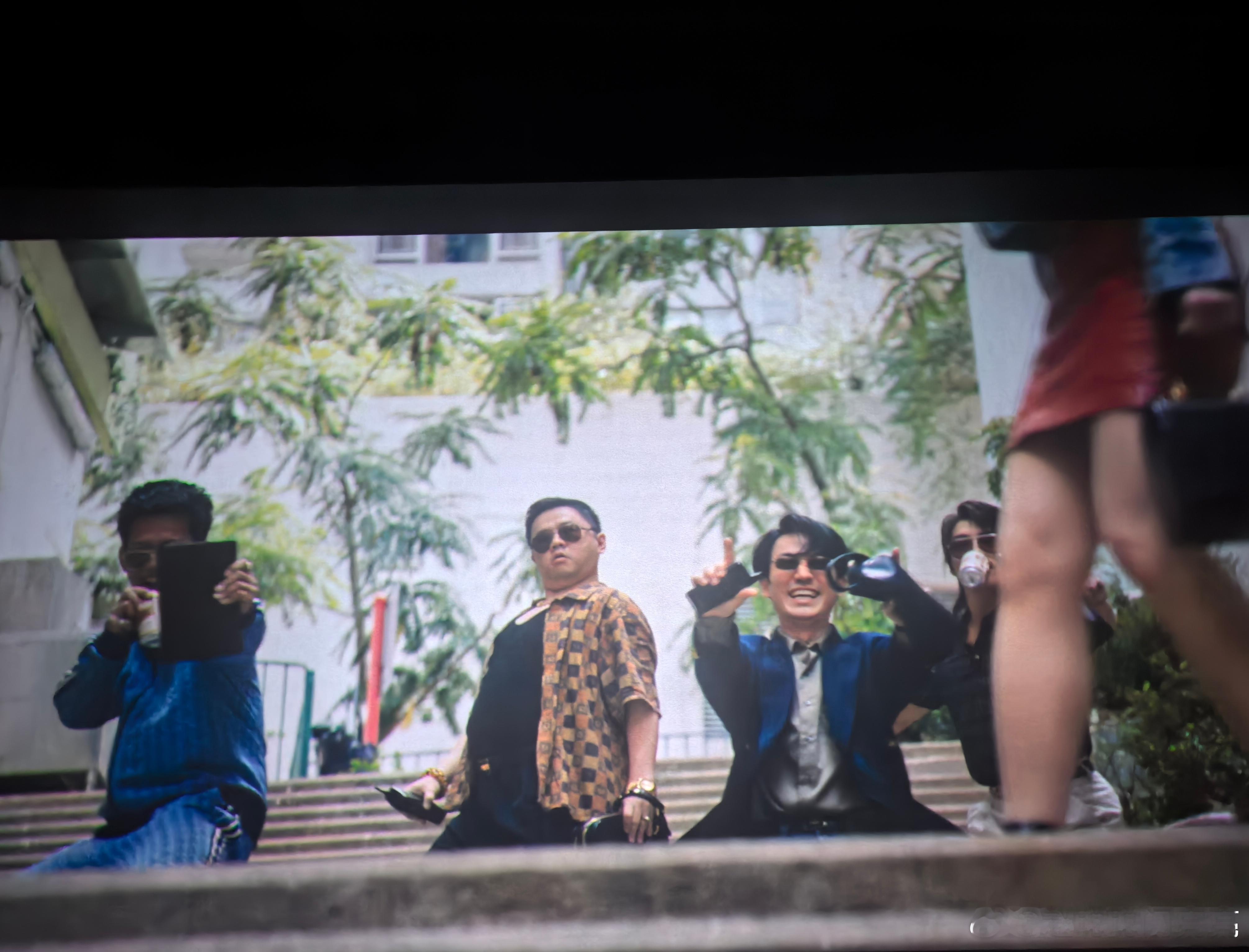 昨天听姐妹说起刚上映的《空枪》，看了一下导演是韩延，他导的《动物世界》、《我们一起摇太阳》、《人生大