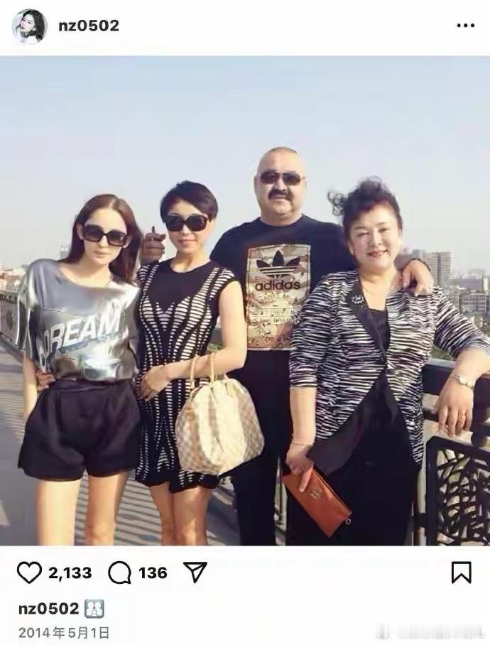 古力娜扎早期一家人合照，妹妹像妈妈，姐姐像爸爸，颜值都不低啊