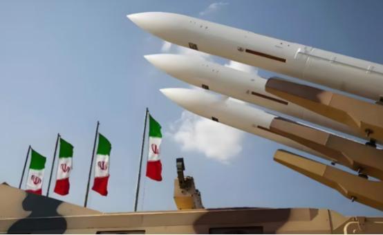 伊朗被架在火上烤还不还手？明知美以两周内就完成开战准备，“林肯”号航母都杀到波