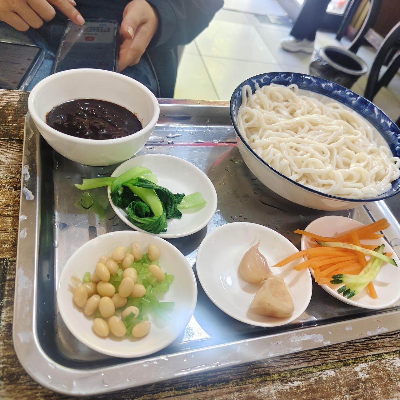 不，不，不，今天去我们旁边的店里吃了份炸酱面。先不说面的味道如何，这份面售价9块