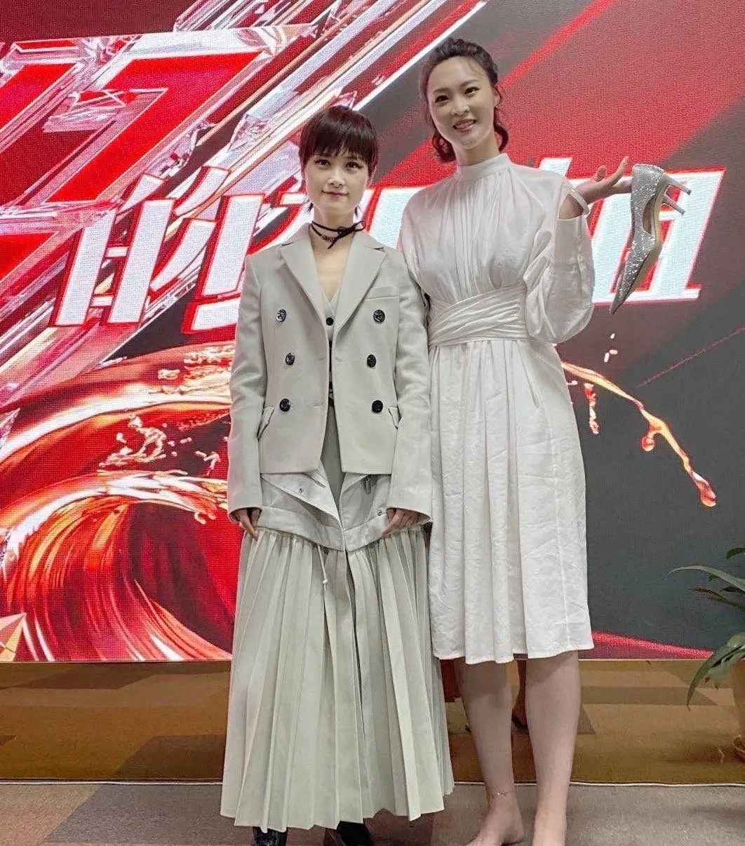 李宇春，175cm，不就是合个影吗，惠若琪怎么把鞋子脱了？