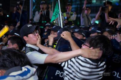 韩国首尔上演激烈冲突！一位法国女子公然叫嚷"全世界都反感中国人"，一旁的中国