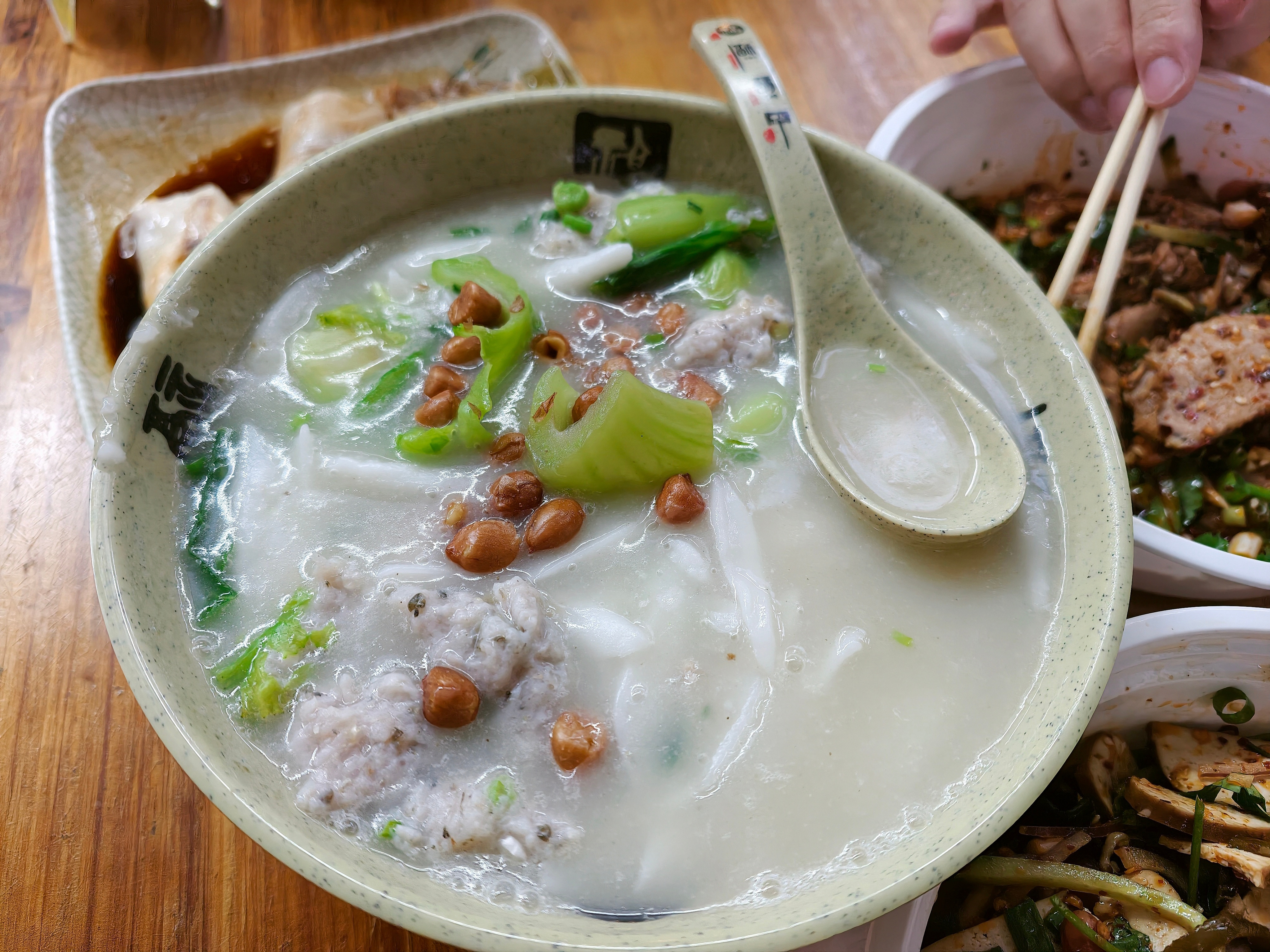 今天的晚餐在广州花都区的大排档凑合一口！竟然遇到了刚出锅的卤味，有肉有菜还是热乎