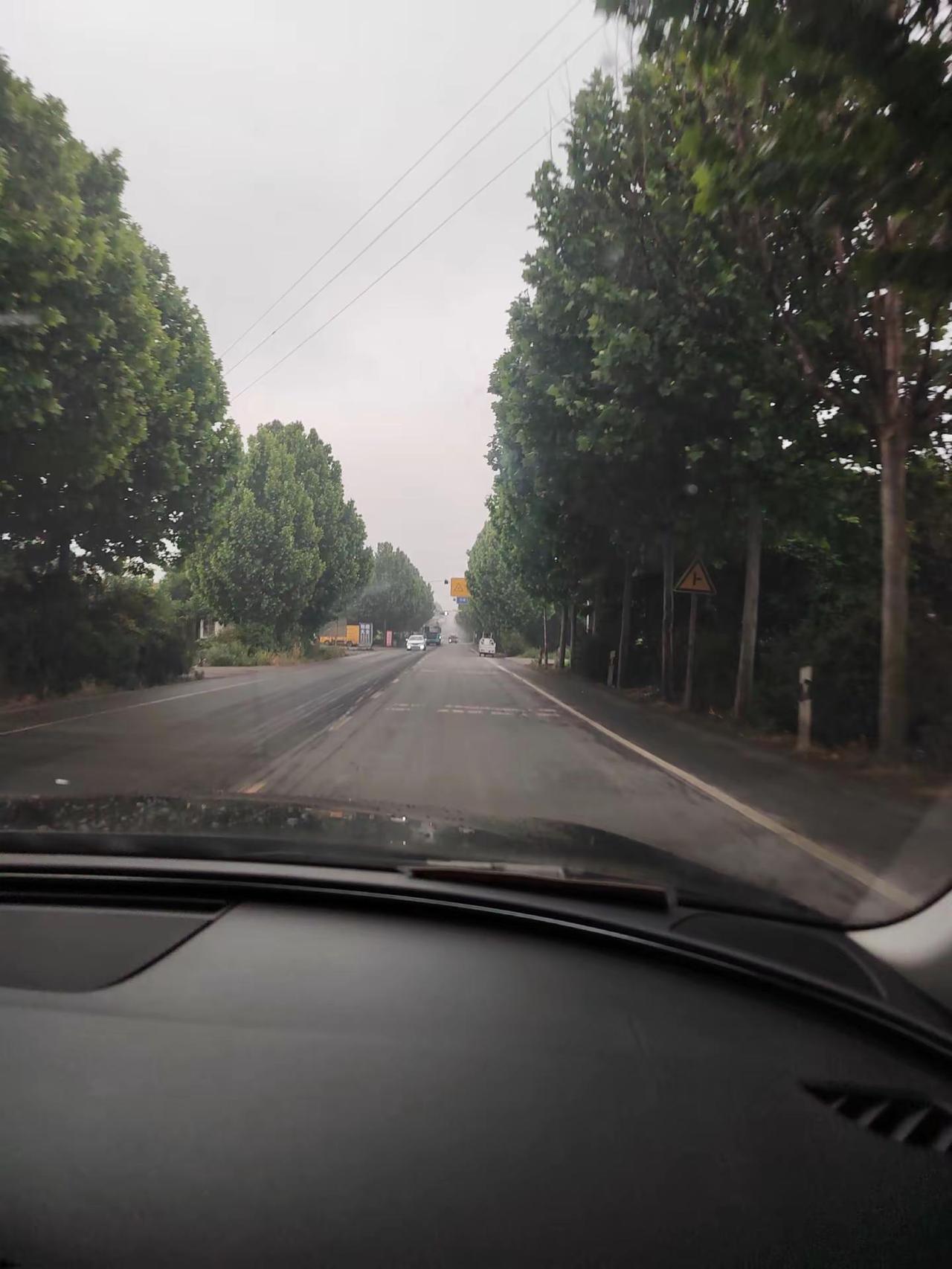 80后的叛逆不止染发这么简单。80后集体叛逆染黄毛，我笑着笑着就哭了刷到80后组