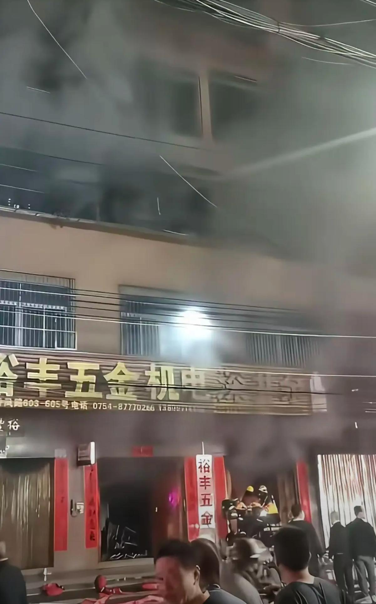 我：汕头一家12口在火灾中团灭了！[惊恐]媳妇：没人逃出来吗？我：屋主的妻子