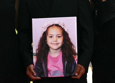 一辆车被从加沙运到了欧洲。一辆民用轿车，车身上布满了弹孔。法医和弹道专家数过