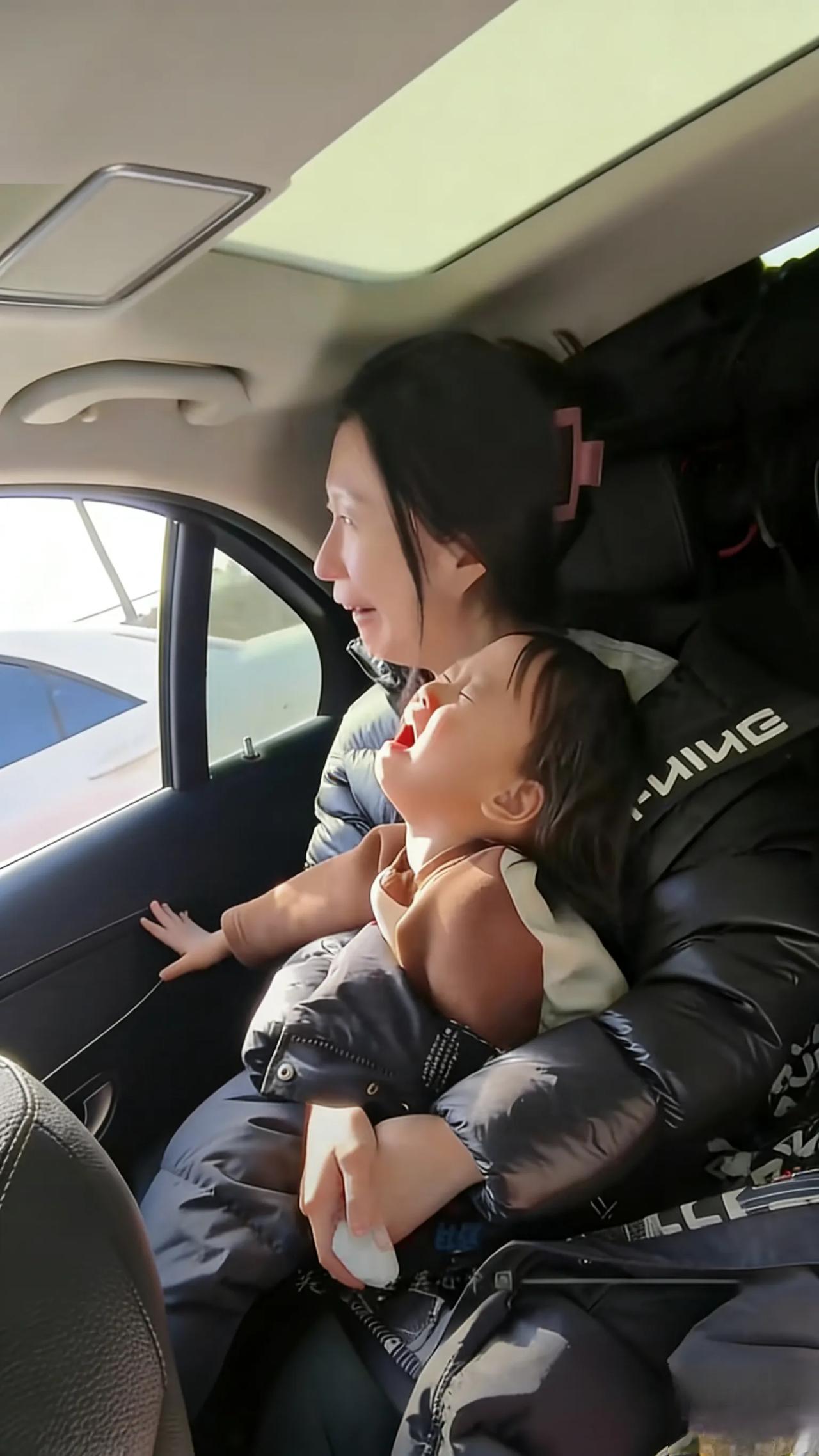 留守儿童本该开心被爸妈接走，孩子为何跟姥爷哭到崩溃？车刚要动，小女孩突然在妈