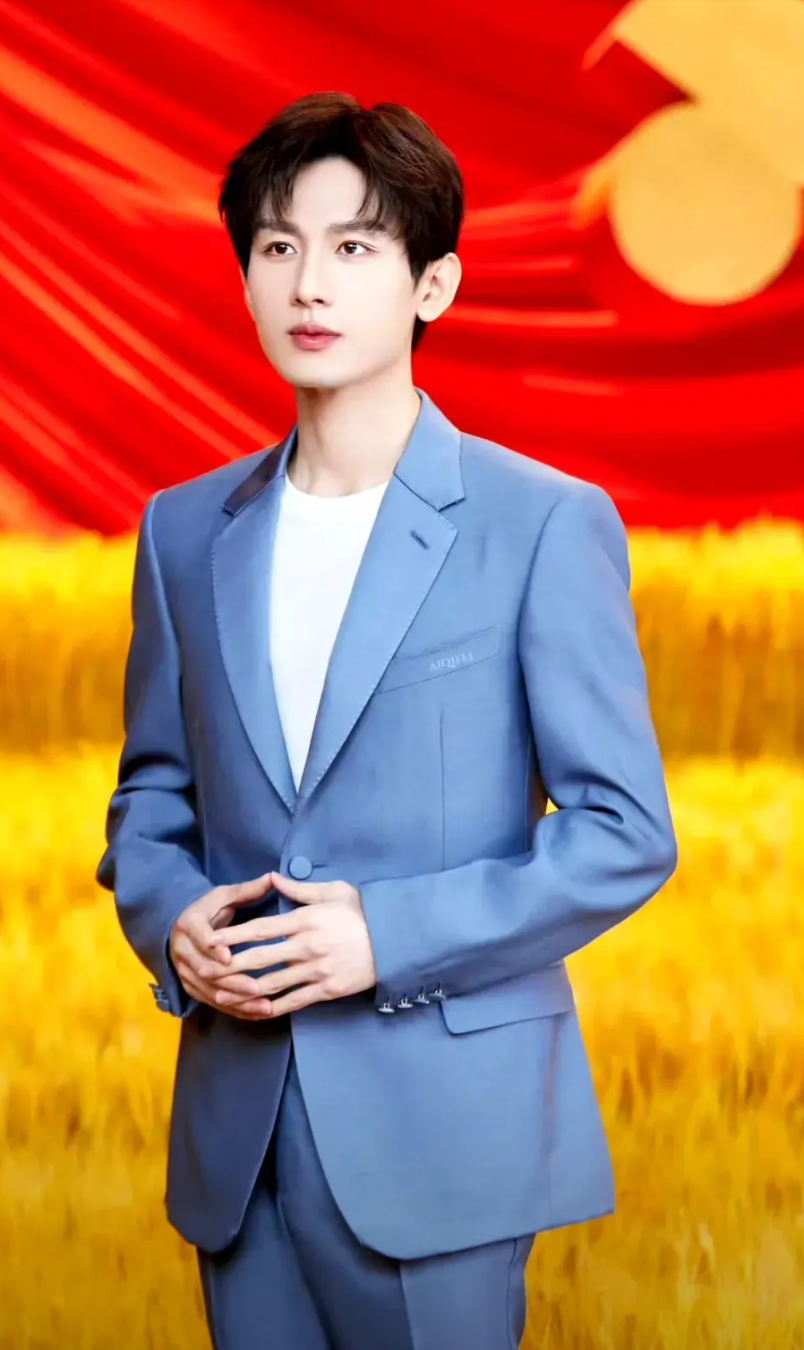 成毅真的很优秀，才刚唱完红歌《敢当》，现在又接受新华社邀请，成为讲述人，讲述夏日