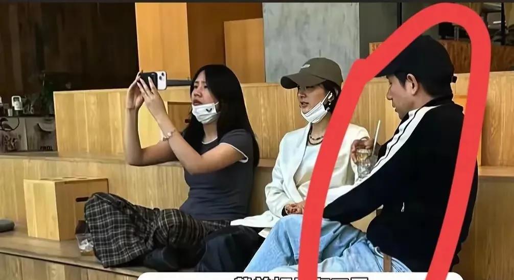 和赵丽颖在一起的这个男的谁呀？又是给她按摩腿，又是替她拿水杯，还对旁边的女孩目