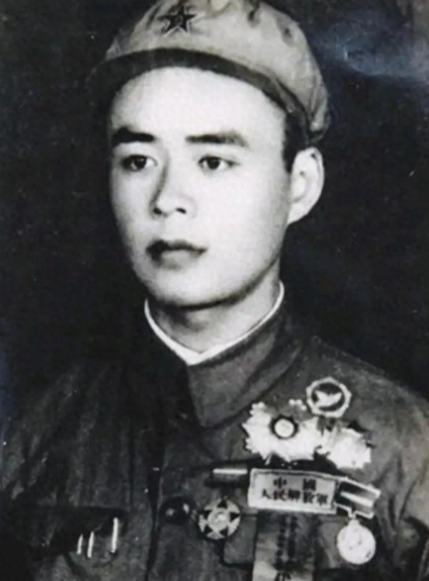 1952年，上甘岭阵地上，16岁战士唐章洪突然尿急，他索性对着迫击炮尿了起来，没