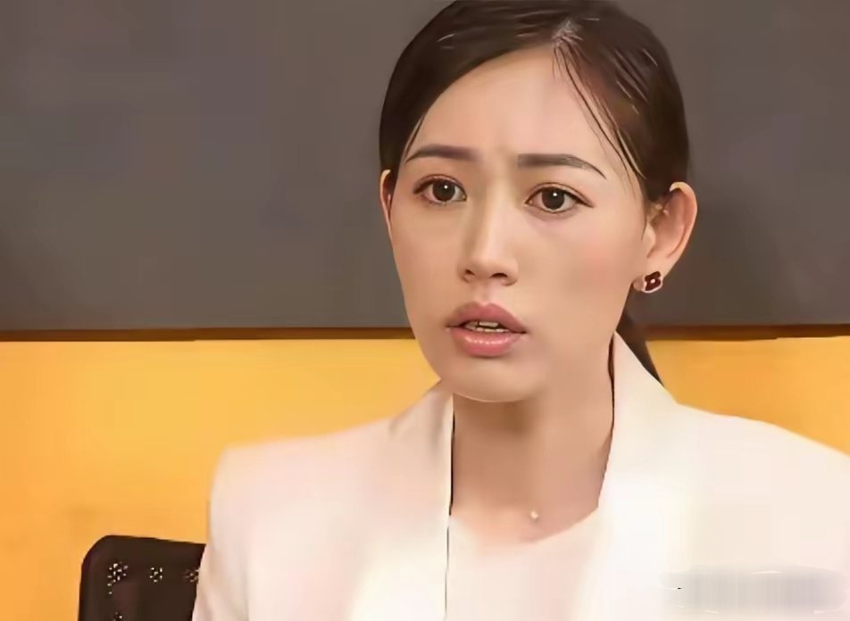 马蓉和王宝强离婚多年，一直单身着，也没有再婚，一个人过得潇洒自在。马蓉的父亲担心