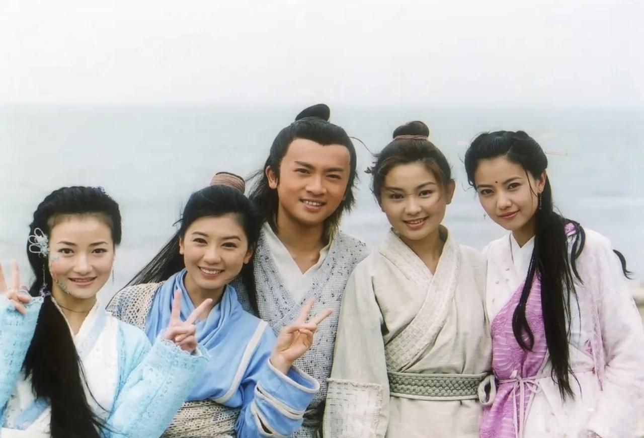 2002年，拍摄苏有朋版的电视剧《倚天屠龙记》的时候，几位主演在剧组合影留念。