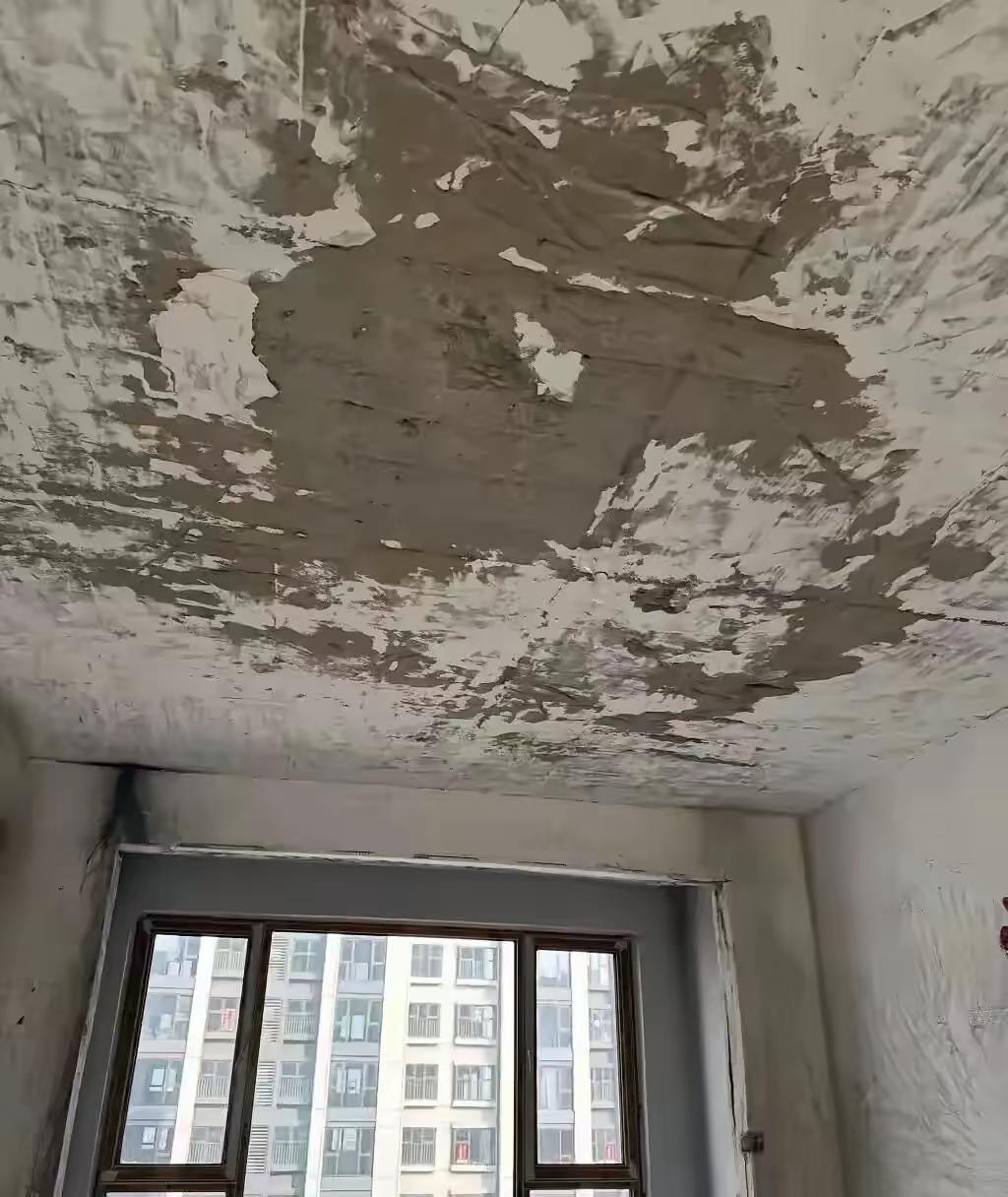 青岛城阳大周村西区回迁房惊现“豆腐渣”天花板！一铲掉渣露钢筋，四年安居梦碎，谁在