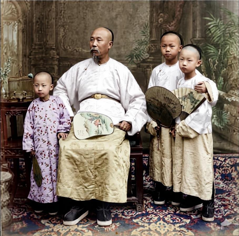1887-1895年的天津，能近距离拍下李鸿章卸下官服的生活瞬间，还能拍到他和孙