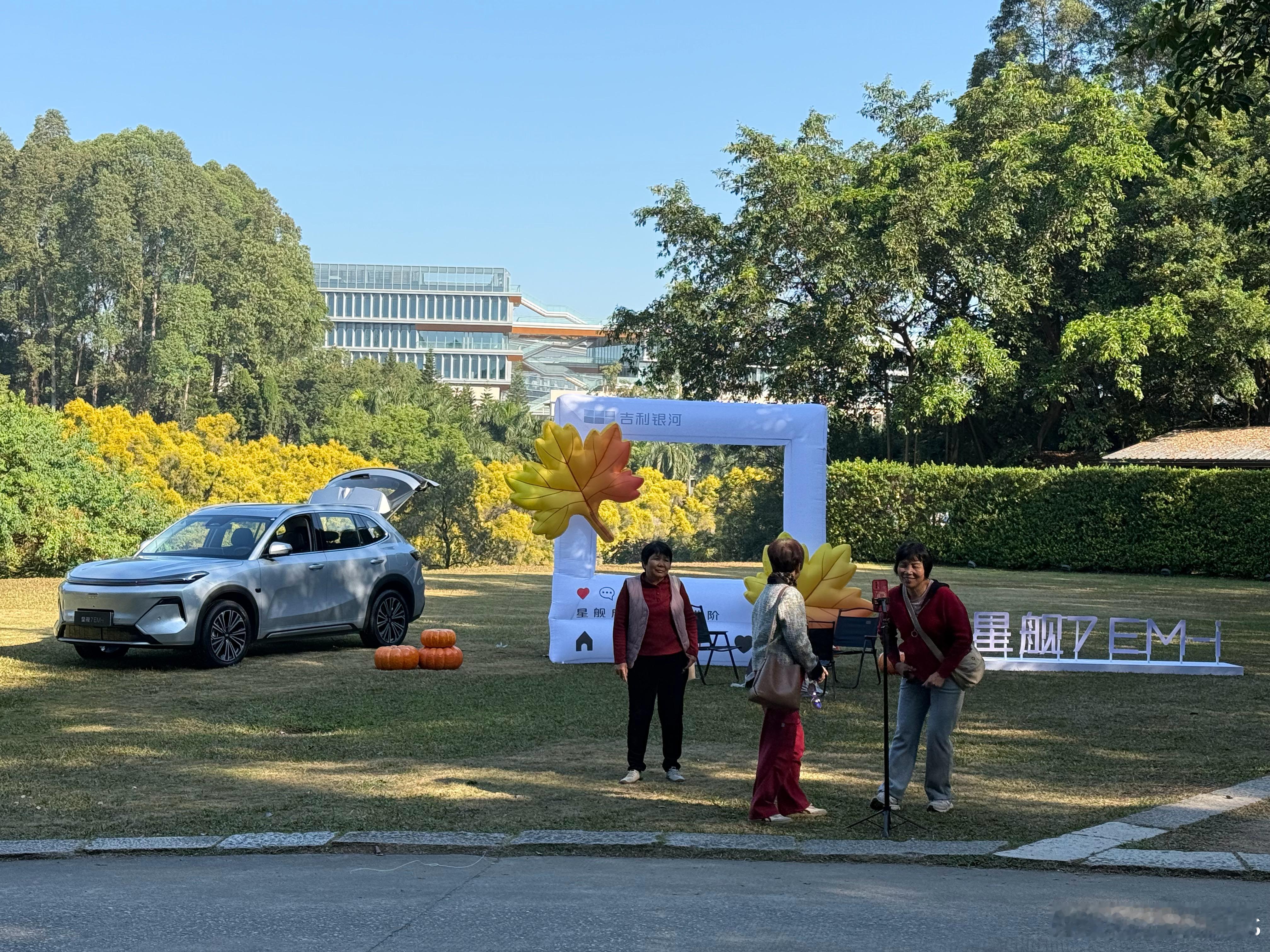 早晨试驾，姨姨比我还早，已经在摆拍了，好有活力啊！