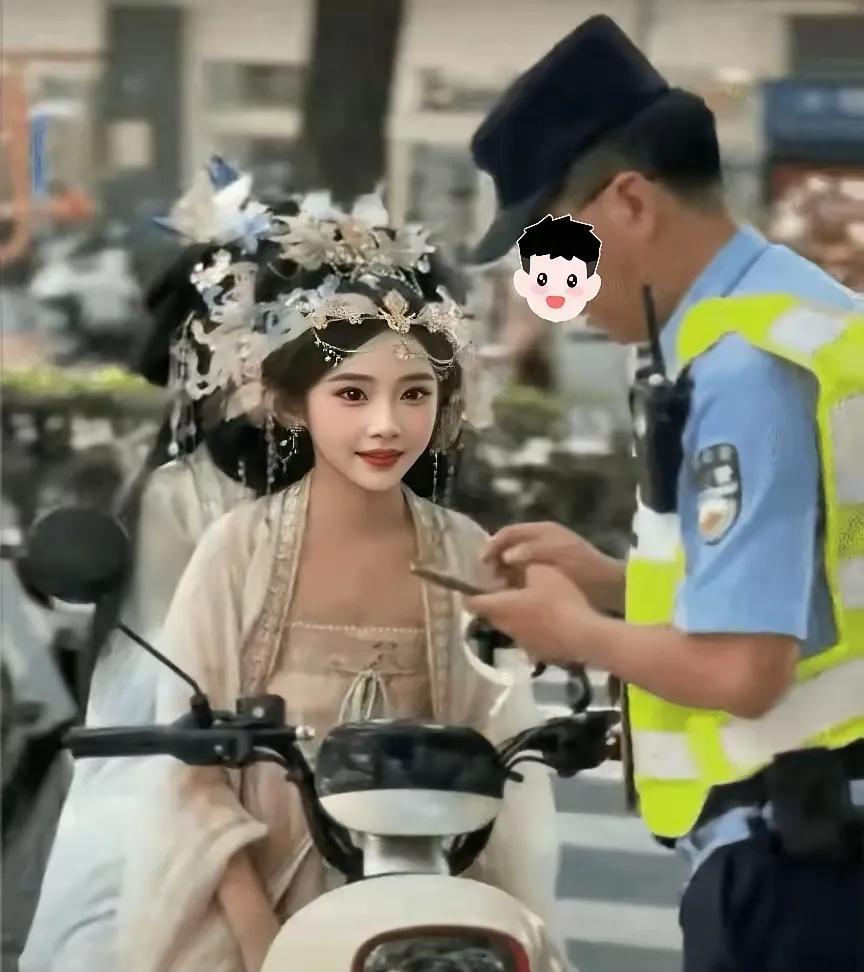 两个美女，骑着电动车上路，准备赶往漫展会现场，参加表演。在一交通路口，被交警拦