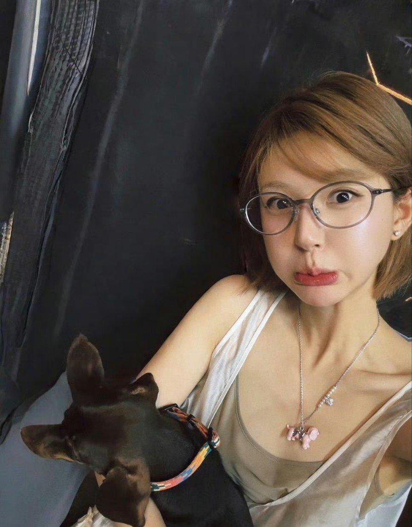 事实上赵露思就不适合当那种完全不能犯错的明星，她跟楚雨荨是一个类型的，属于大众难