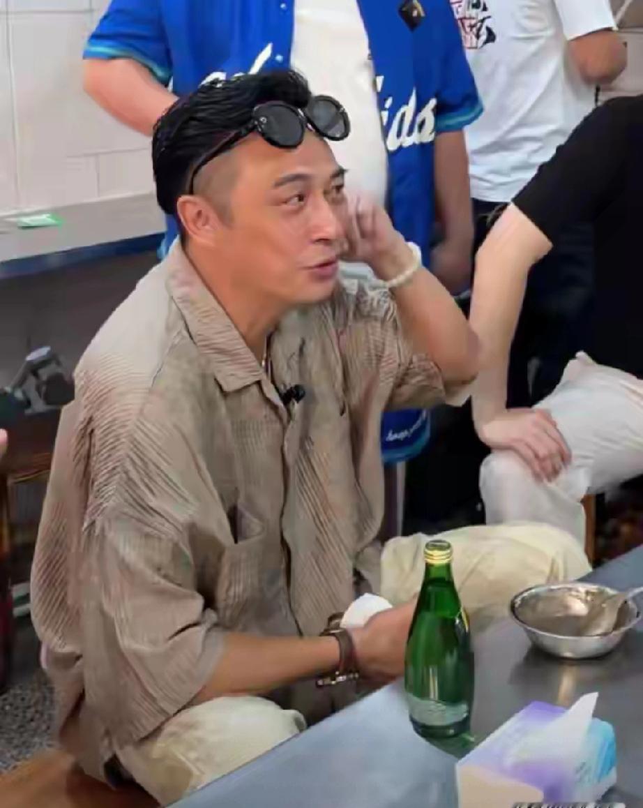 65岁吴镇宇现身柳州早市，蹲路边吃血肠毫无明星架子近日，有网友在柳州青云早