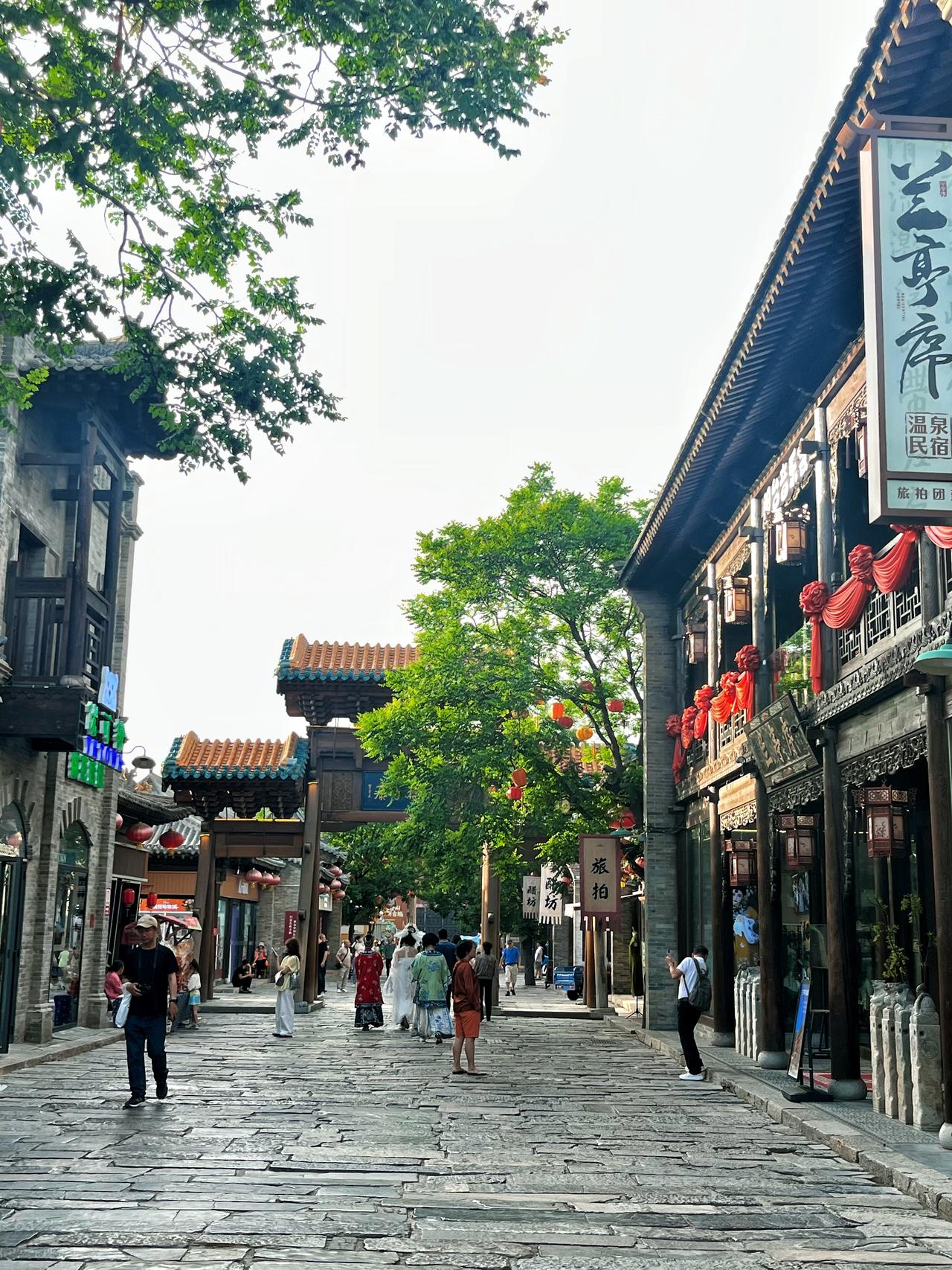 山西忻州古城说是古城，其实基本都是新建的满街商铺，商业味儿挺浓直播的随处