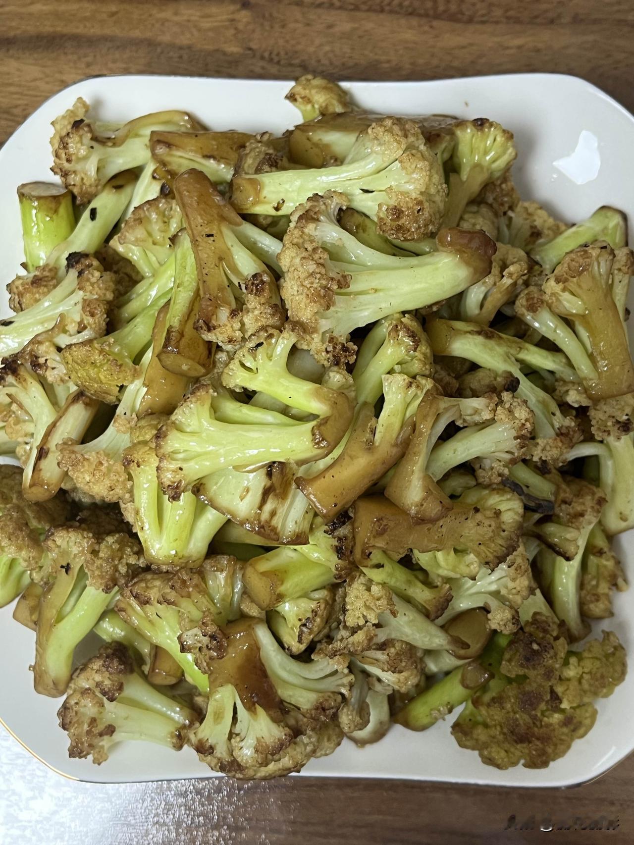 好友们晚上好！周日快乐，晚餐香香！今天的晚餐：排骨炖豆泡干煸菜花窝头果盘