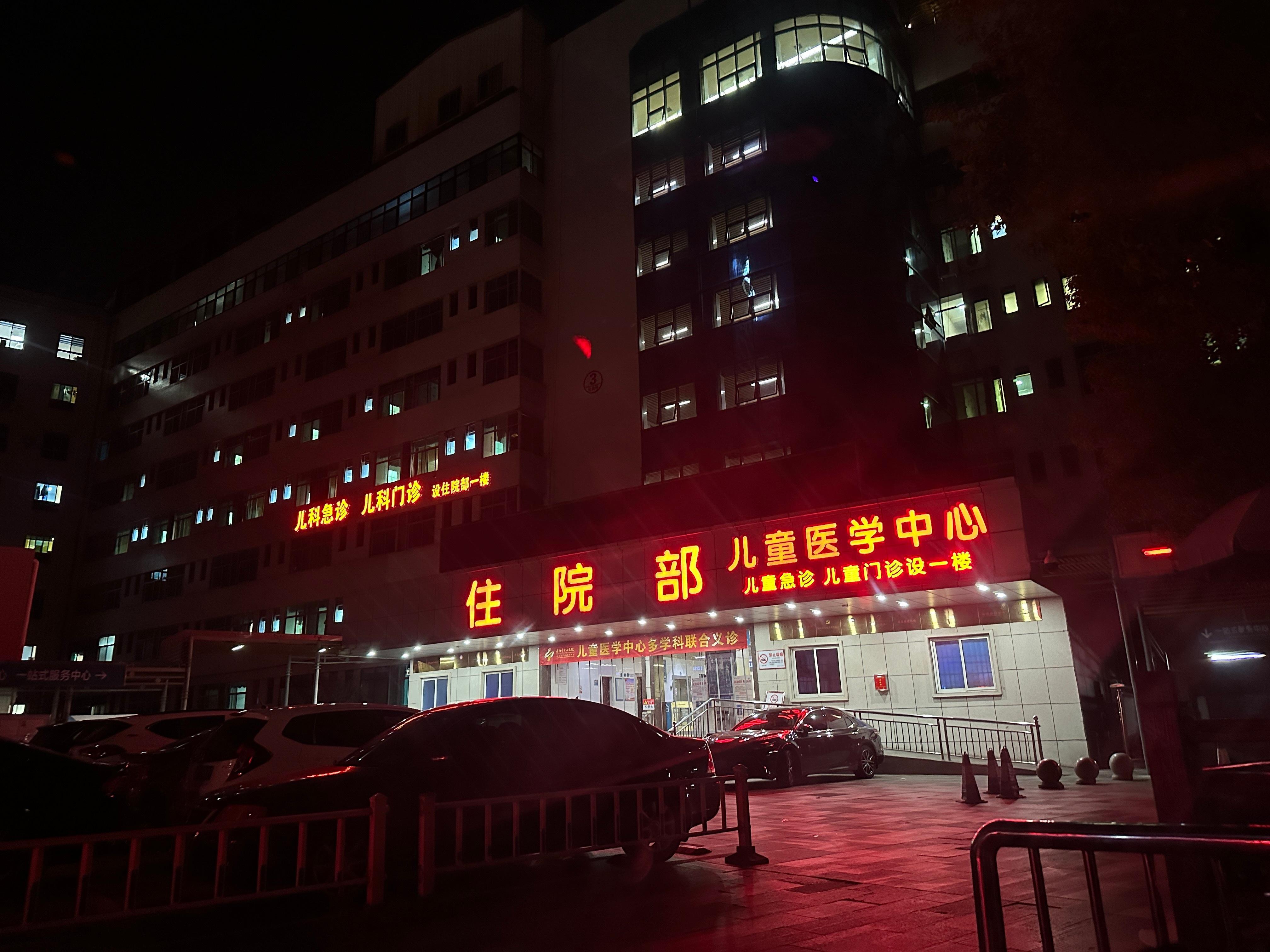 希望家人都平安健康。这个楼梯间，我2-3岁的时候，它就这样。阳光洒进来一下给我拉