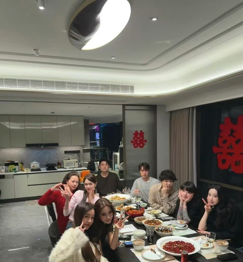 杨颖美的真的太超过了，跟这么多人在一起但还是一眼就看出哪个是她