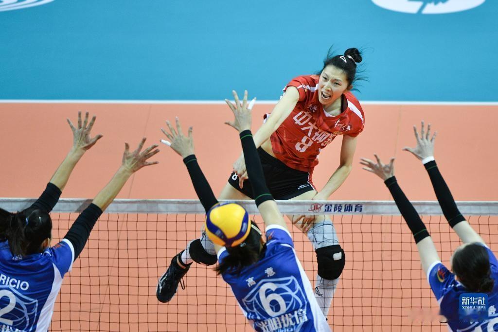 新赛季的排超赛场上，江苏女排依旧展现出强劲的竞争力。球队以全华班阵容出战，攻