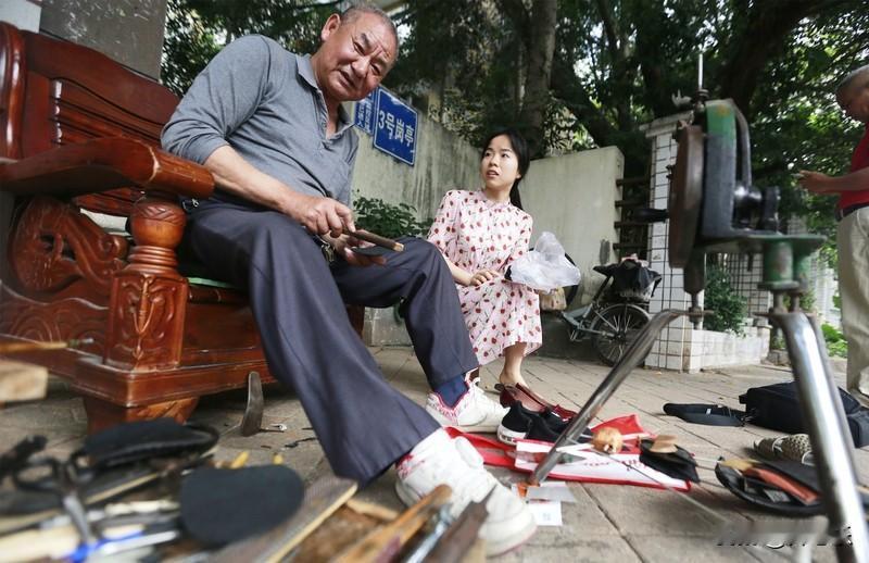 巷口修了三十年鞋的老陈，说了一句醍醐灌顶的话。一、鞋跟磨偏一寸，走路就歪三分