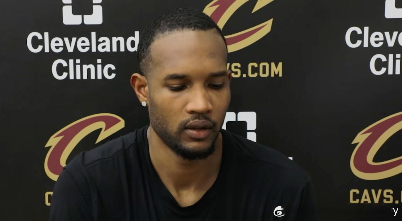 莫布里：非常非常想帮助哈登拿到总冠军。我们都知道他每一年都打进季后赛，但一直没有