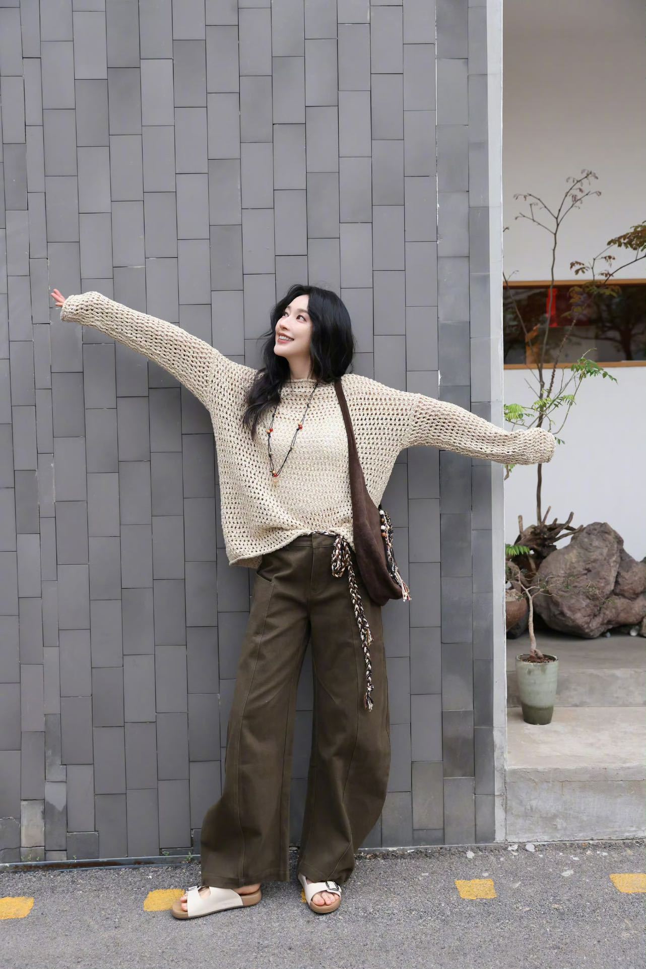 张俪花期好长张俪41岁状态封神！高清生图里皮肤白到发光无细纹，举手投足都是质感美