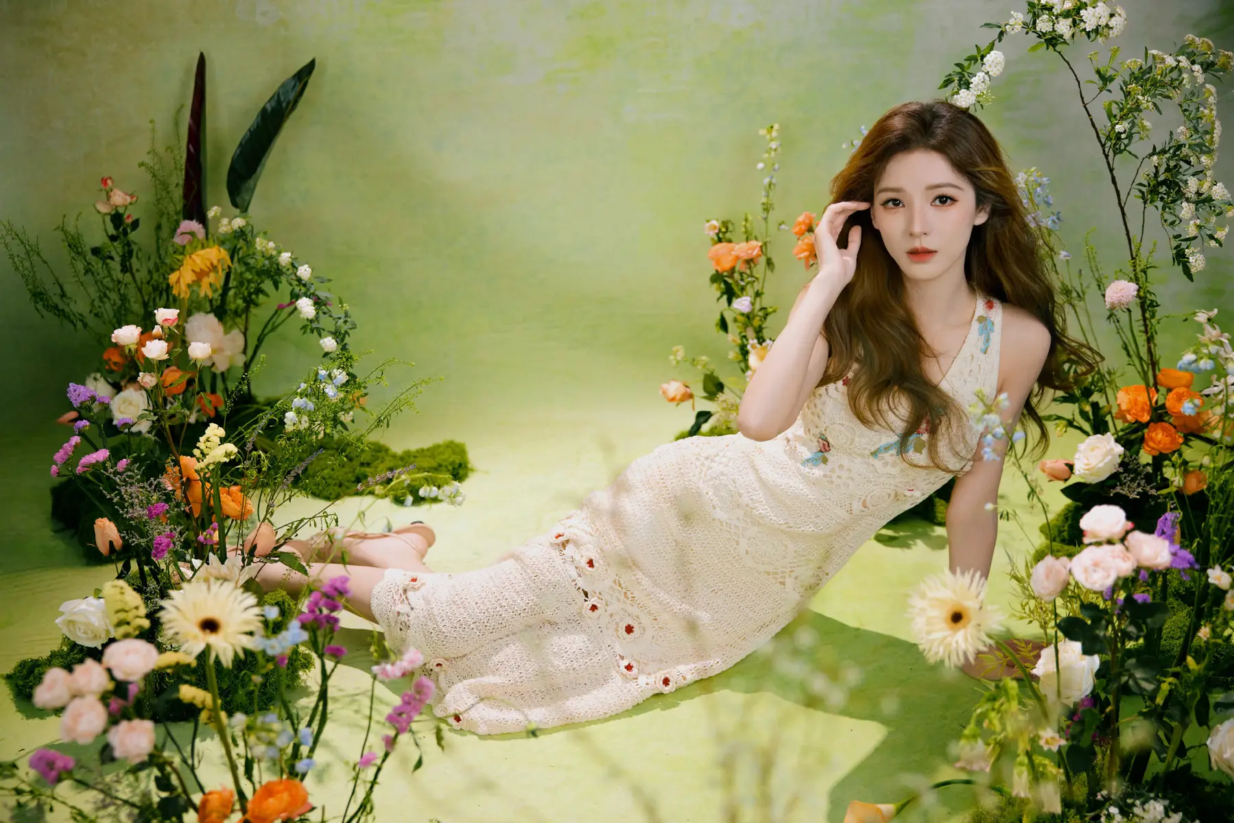 张予曦化身春日花仙子！置身繁花丛中唯美浪漫
