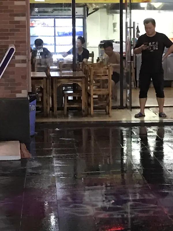 女研究员报警七分钟警察就到，所长当众拖人进房，火锅店成避难所这起发生在火锅店的