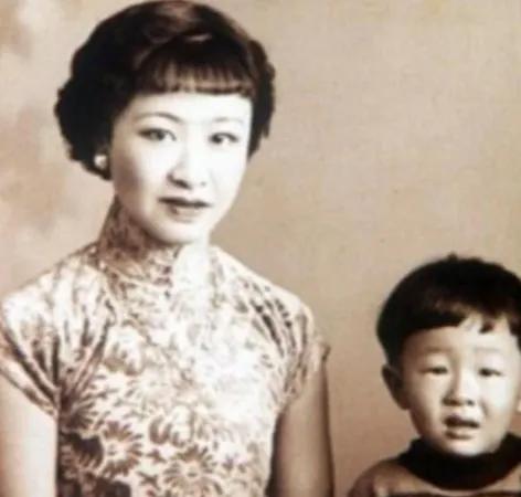 1955年，章士钊在北京菜市场闲逛，看到一卖卷烟的妇女，大吃一惊，连夜给毛主席写