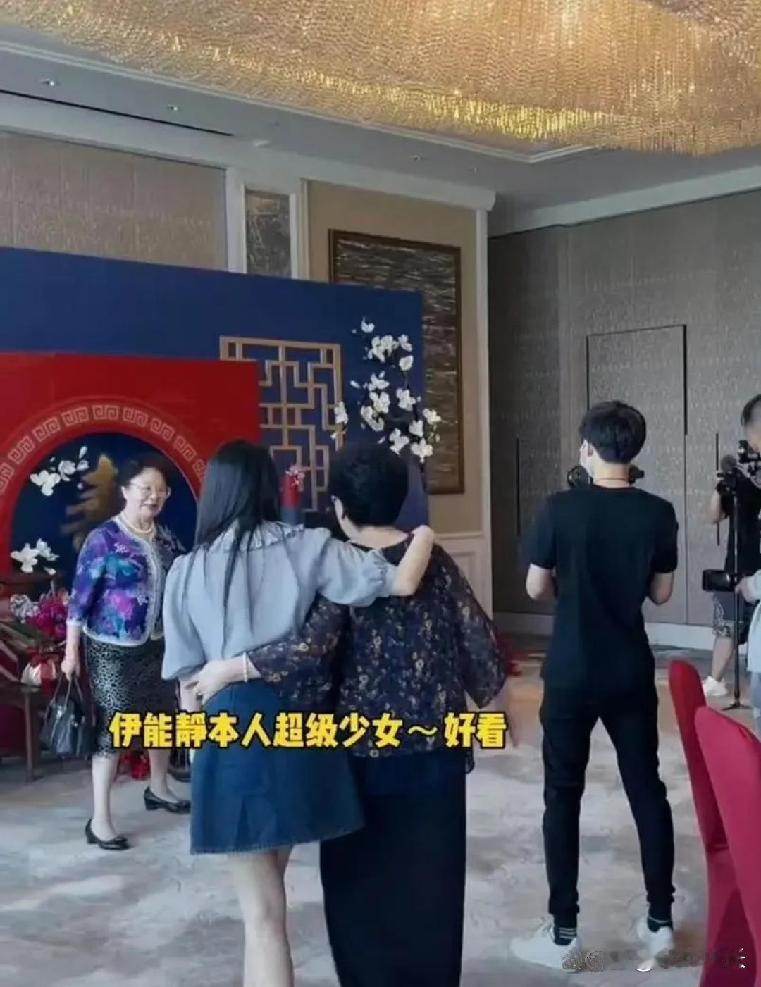 秦昊外婆94岁寿宴，伊能静带哈利出席！一家人私下互动好幸福啊！​
