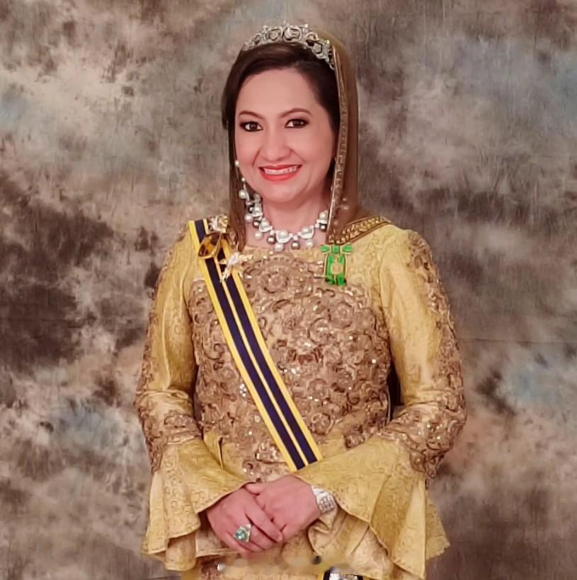 王室王室马来西亚王室玻璃玻璃王储妃，她可能真的有阿三血统，因为合影的似乎是她哥