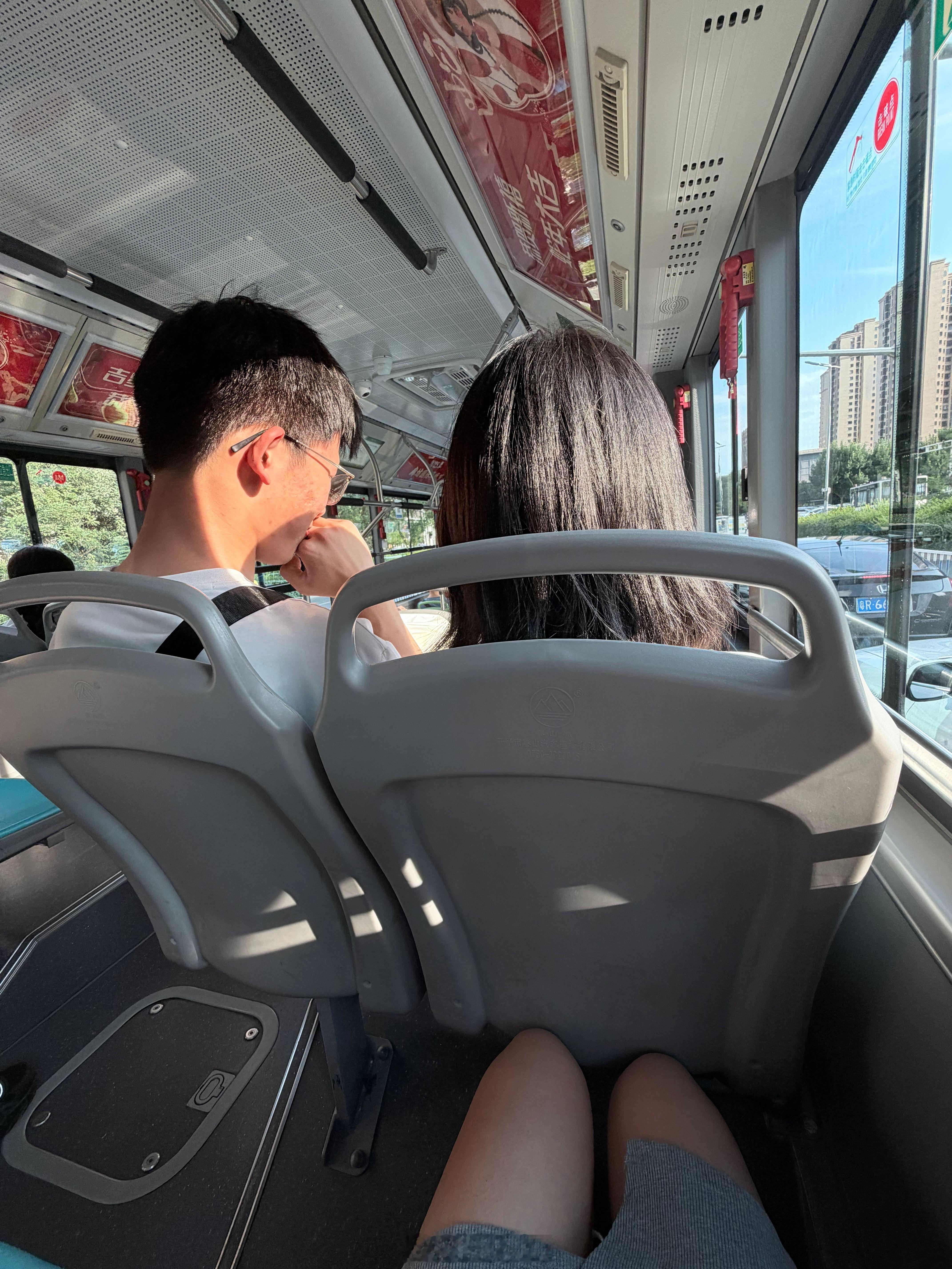 “一张图证明你在过夏天”今天下班路上坐公交车碰到一对小情侣，男孩和女孩都看起来乖