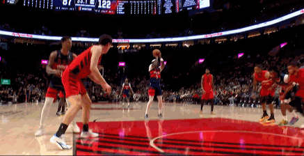 杨瀚森在今天的比赛中被奇才球员里斯抱摔，吃到了NBA生涯首个技术犯规，他站起来之