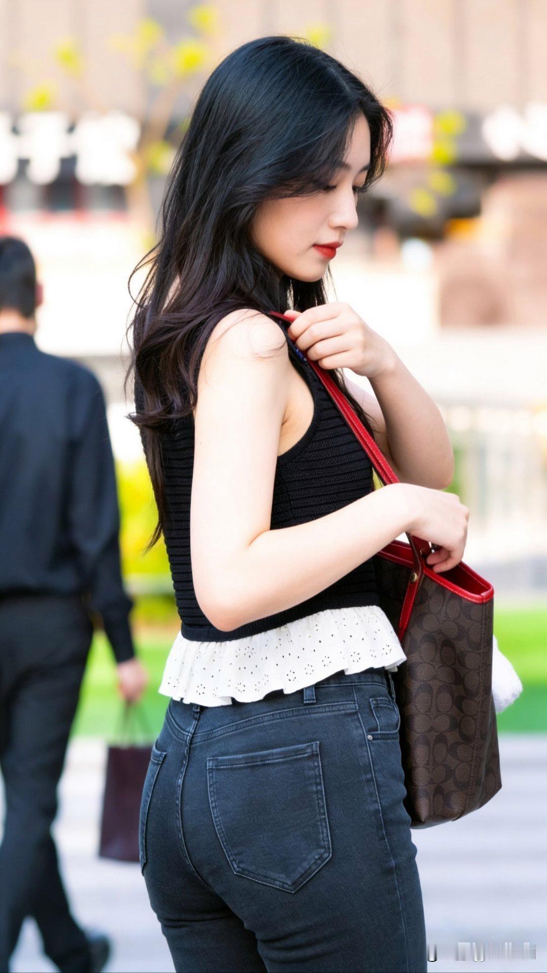 都市时尚少女这一身黑色背心搭牛仔裤的穿搭，简直绝了！就像我看到有人分享的，黑色无