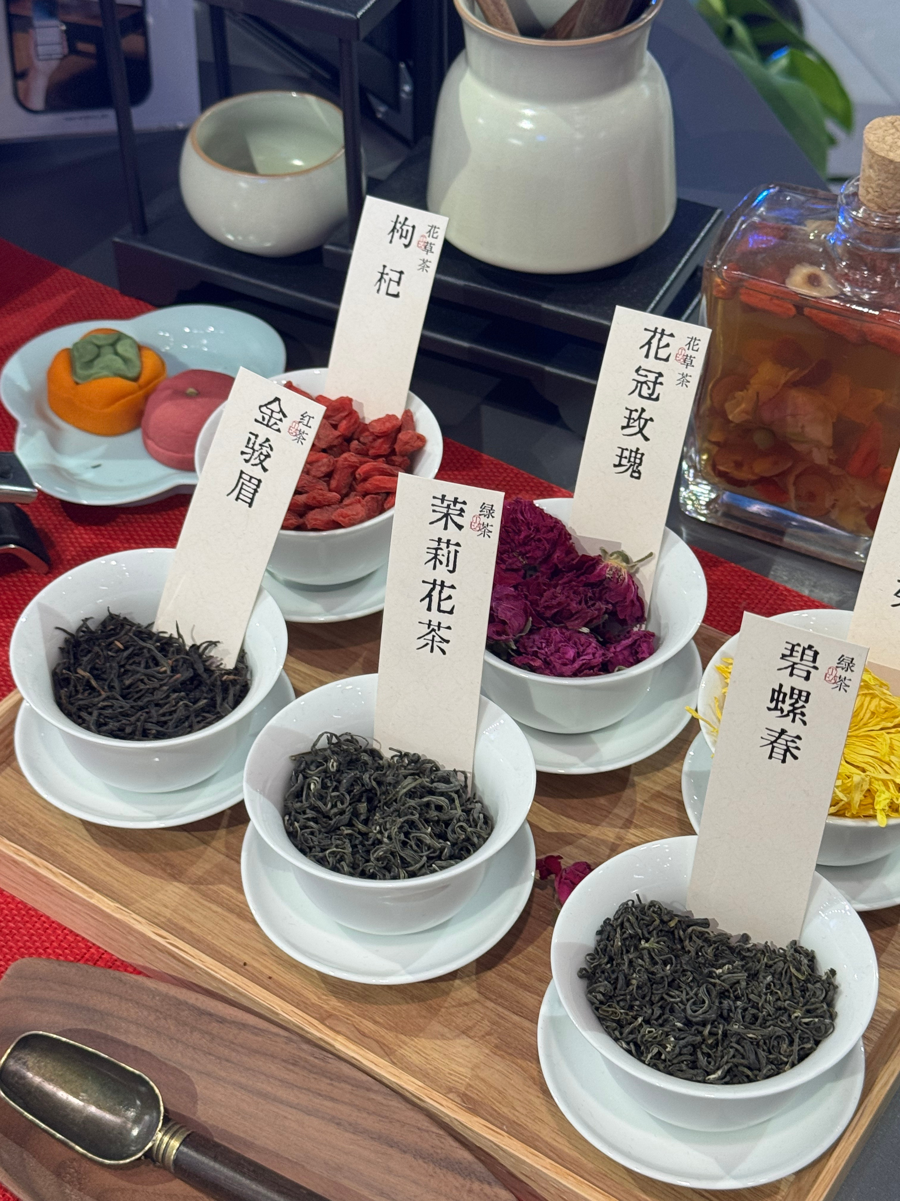 AI把茶道门槛打下来了周末窝在阳台泡壶茶、翻几页书，是我最爱的治愈时刻。但说实话
