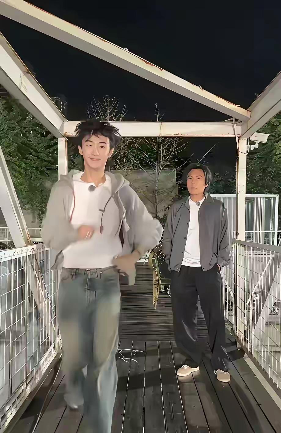 秦昊这个后爸当得好，眼神里都是浓浓的爱。秦昊在背后默默的望着哈利，这一幕很治愈，