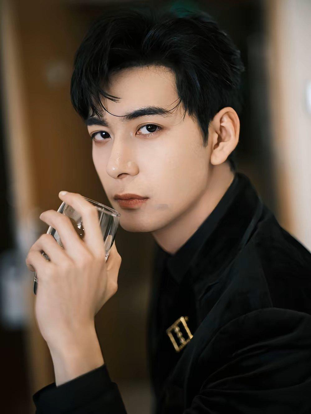 不知道大家有没有发现？现在电视剧有个很奇怪的现象，就是喜欢一股脑的，把一个演员演