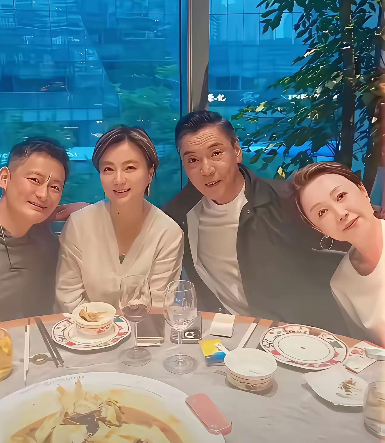 女明星老了依旧是这么美丽，真的是岁月从不败美人。大家看出来她是谁了吗？