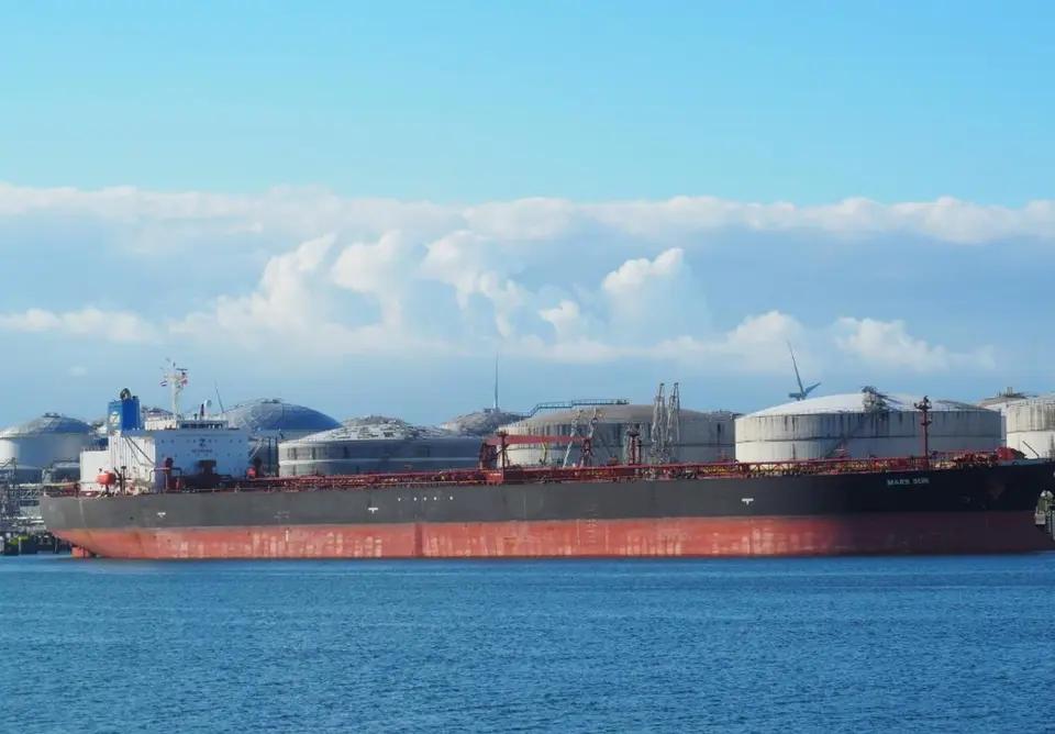 7艘油轮掉头！印度在南海疯狂截胡，只为求美国这30天“救命符”！南海海面上，